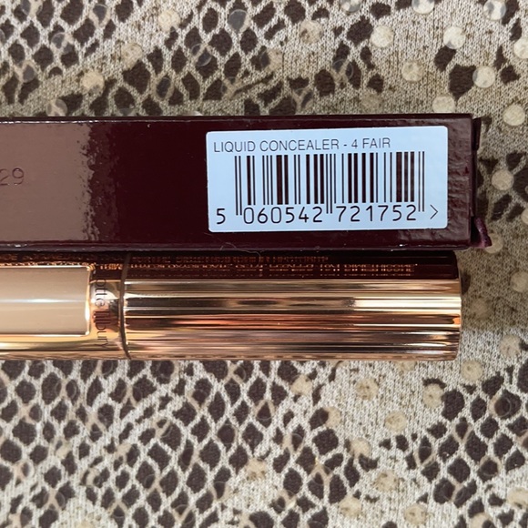 Charlotte Tilbury Magic Away Concealer - Picture 9 of 16